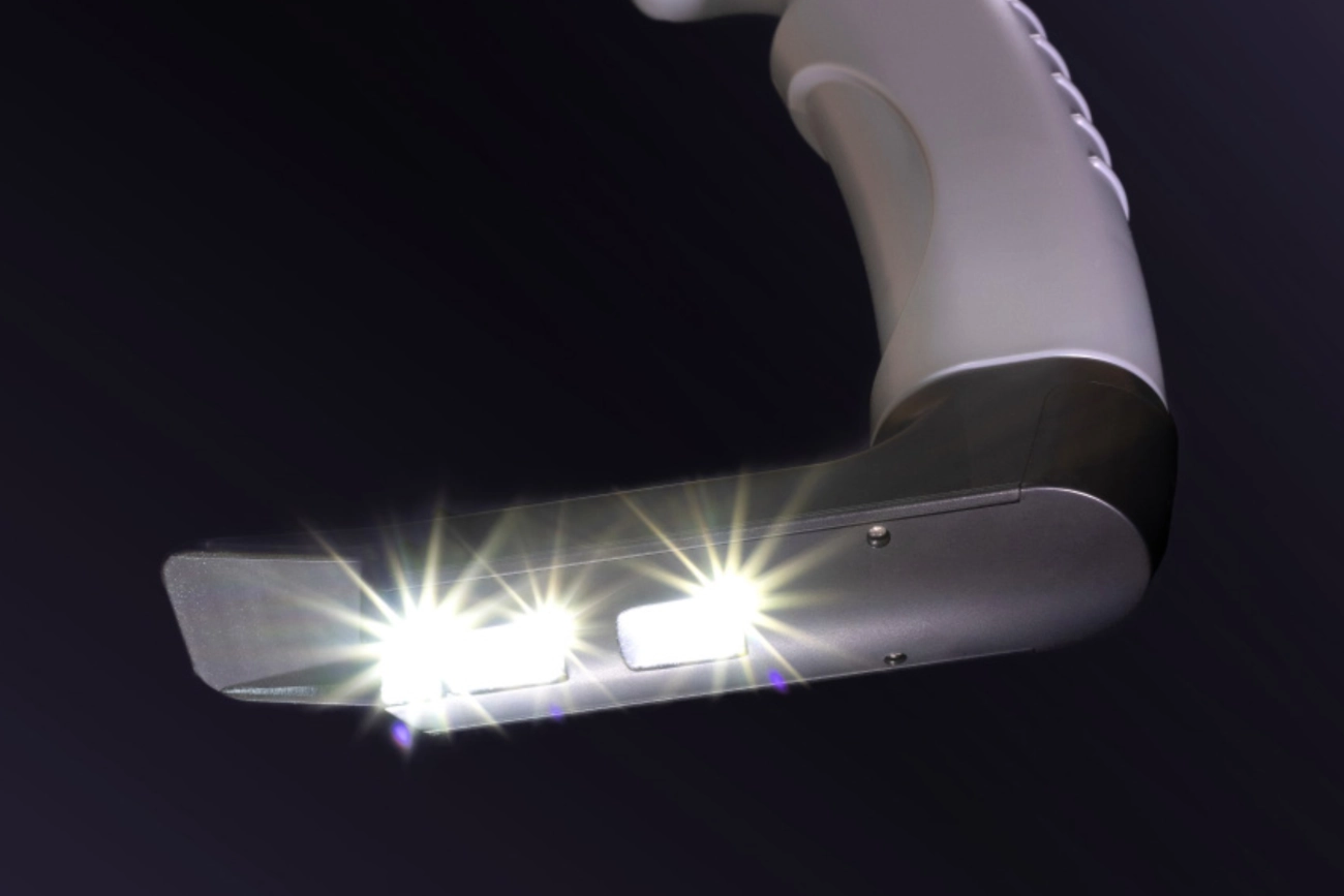 Tiger View Cordless Lighted Retractor Device Slide 1 - Enhanced Visibility